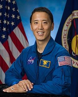 Nadporučík amerického námořnictva Jonny Kim a letecký chirurg na oficiálním portrétu NASA (Zdroj: NASA)